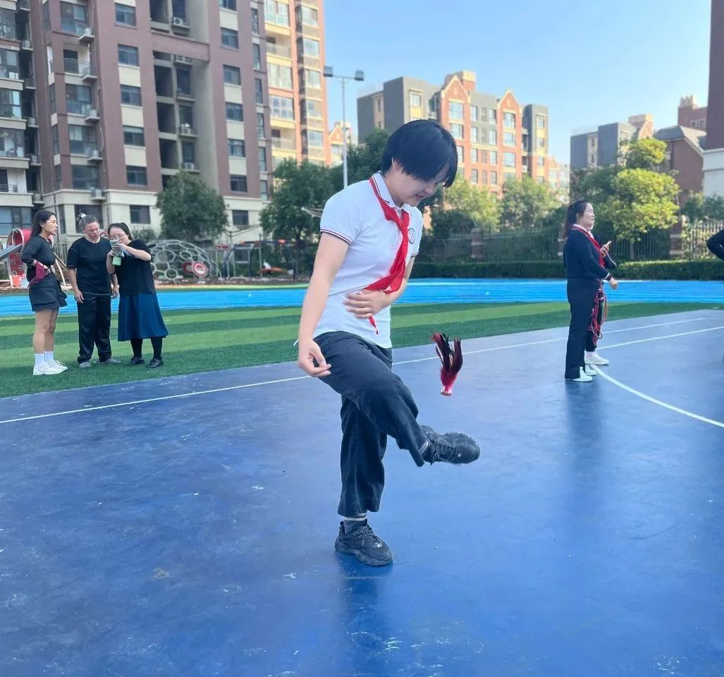 时隔三年,枫叶小熊教职工趣味运动会欢乐来袭! 时隔三年,枫叶小熊教职工趣味运动会欢乐来袭!
