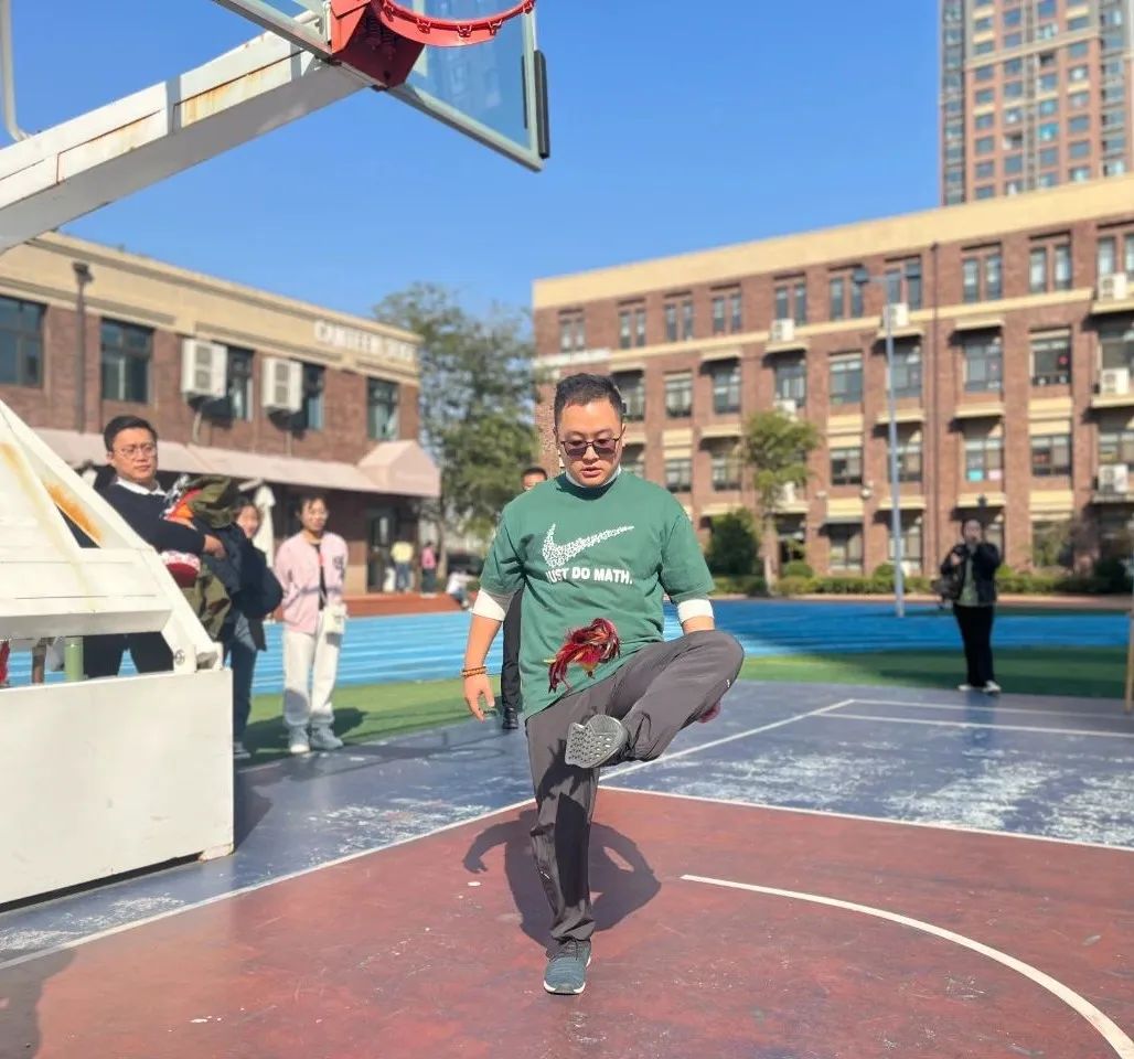时隔三年,枫叶小熊教职工趣味运动会欢乐来袭! 时隔三年,枫叶小熊教职工趣味运动会欢乐来袭!
