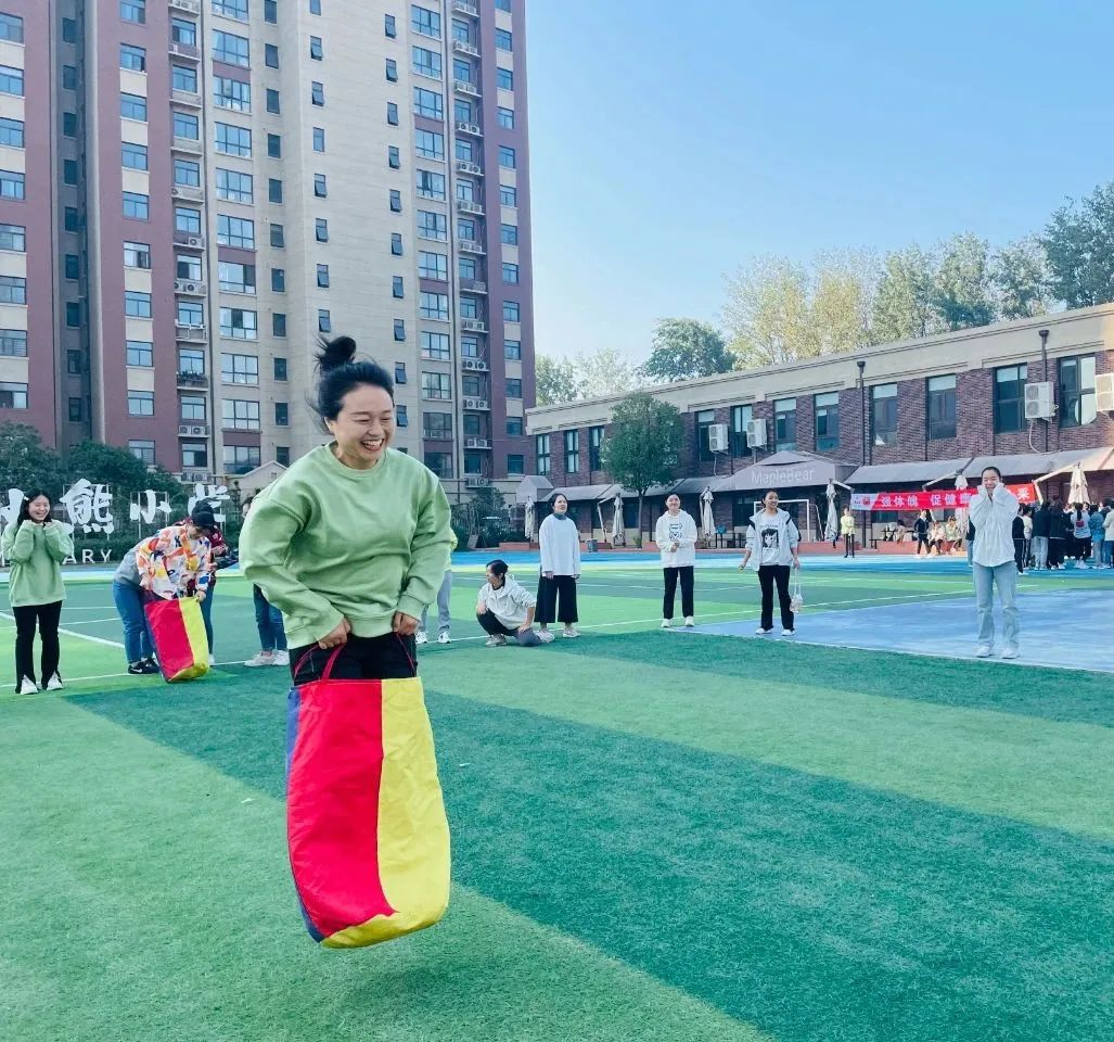 时隔三年,枫叶小熊教职工趣味运动会欢乐来袭! 时隔三年,枫叶小熊教职工趣味运动会欢乐来袭!