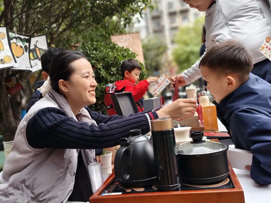 秋天怎么玩出艺术感?枫叶小熊幼儿园这场艺术节太会啦! 秋天怎么玩出艺术感?枫叶小熊幼儿园这场艺术节太会啦!