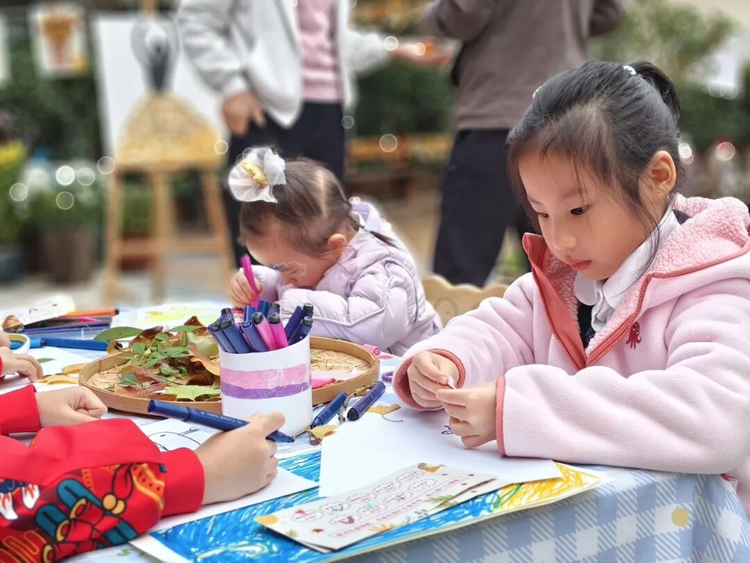 秋天怎么玩出艺术感?枫叶小熊幼儿园这场艺术节太会啦! 秋天怎么玩出艺术感?枫叶小熊幼儿园这场艺术节太会啦!