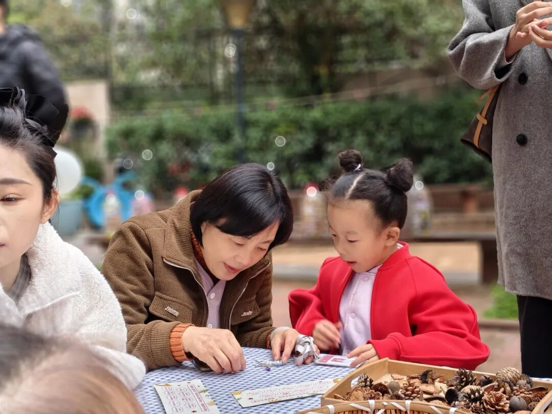 秋天怎么玩出艺术感?枫叶小熊幼儿园这场艺术节太会啦! 秋天怎么玩出艺术感?枫叶小熊幼儿园这场艺术节太会啦!