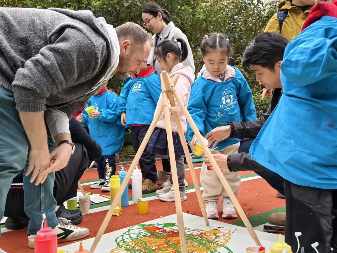 秋天怎么玩出艺术感?枫叶小熊幼儿园这场艺术节太会啦! 秋天怎么玩出艺术感?枫叶小熊幼儿园这场艺术节太会啦!