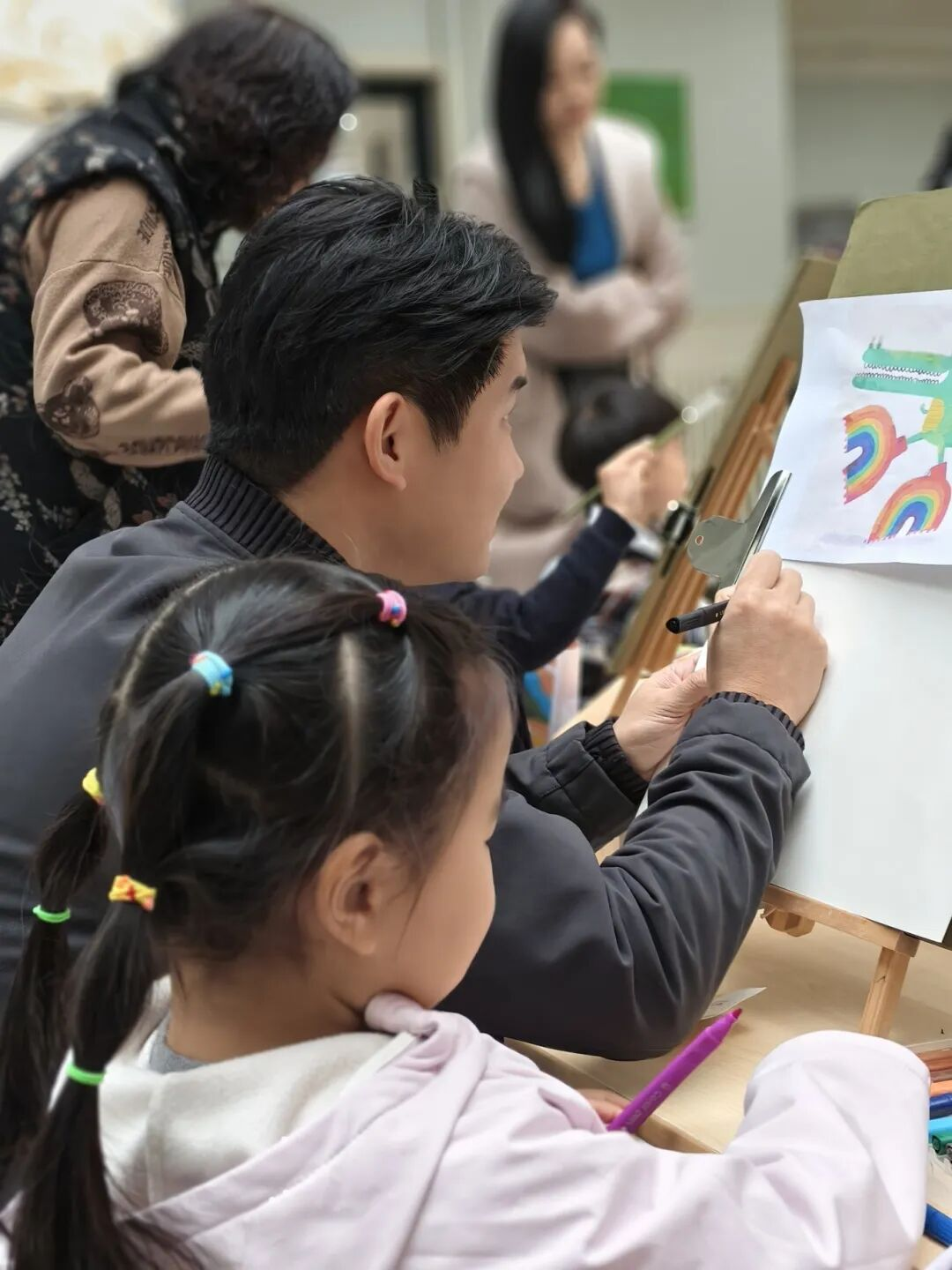 秋天怎么玩出艺术感?枫叶小熊幼儿园这场艺术节太会啦! 秋天怎么玩出艺术感?枫叶小熊幼儿园这场艺术节太会啦!