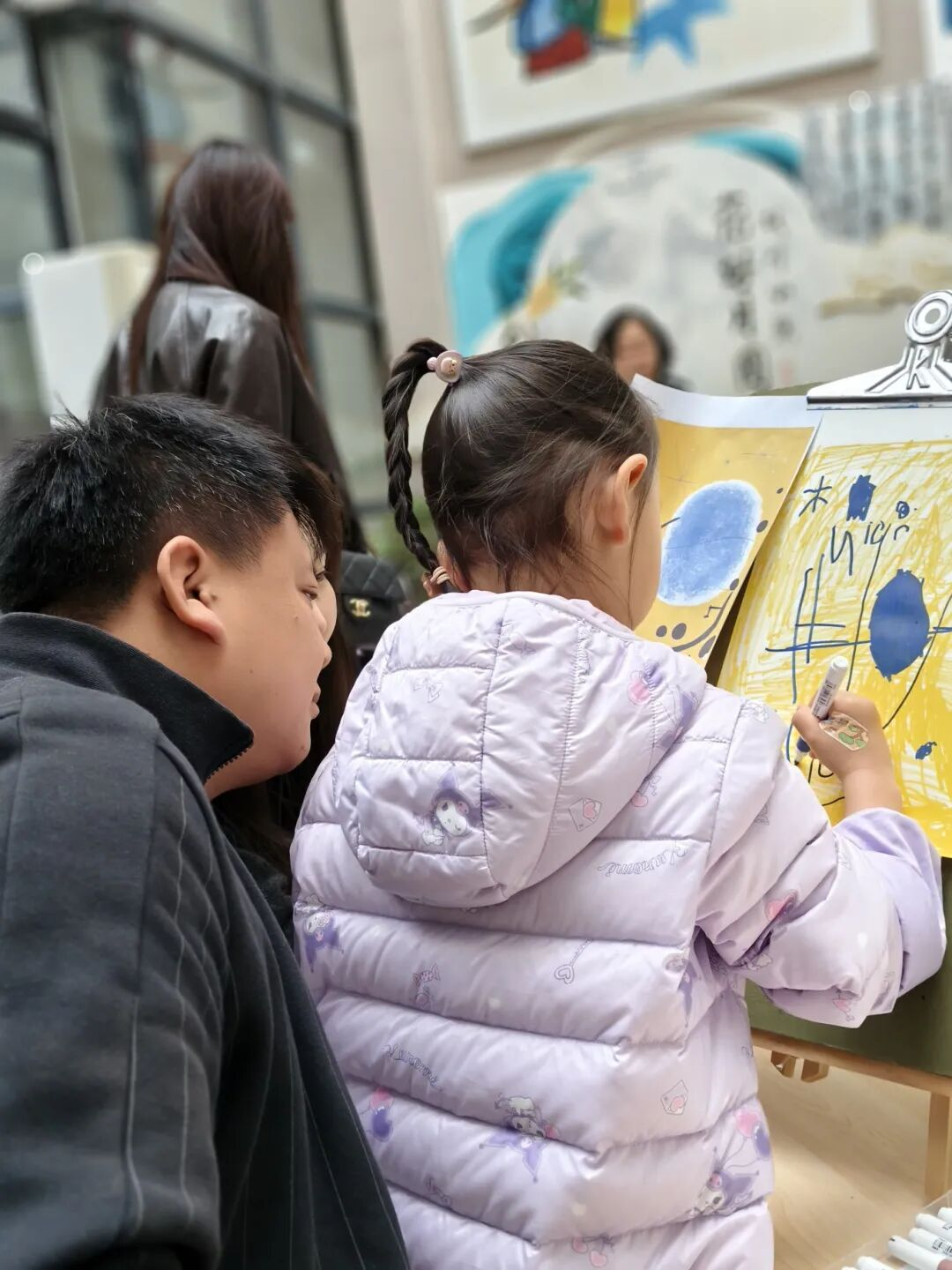 秋天怎么玩出艺术感?枫叶小熊幼儿园这场艺术节太会啦! 秋天怎么玩出艺术感?枫叶小熊幼儿园这场艺术节太会啦!