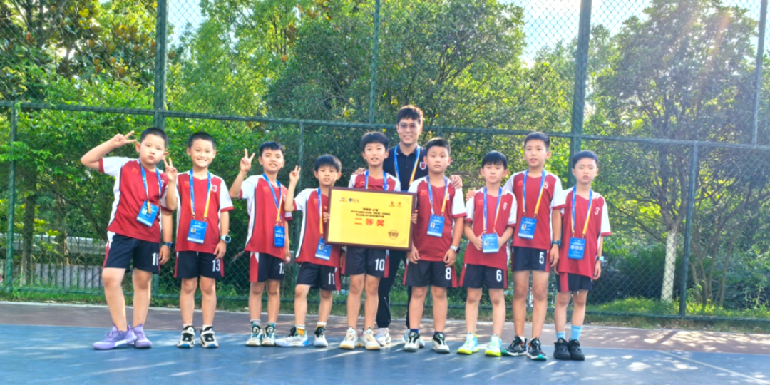 枫叶小熊与手球：一场关于奔跑与成长的约定